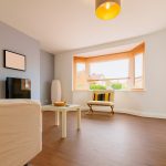 Ambiente con suelo vinílico autoadhesivo en roble natural