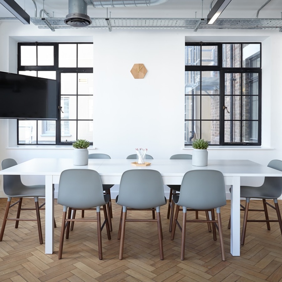 Transforma espacios de trabajo con suelo vinílico para oficinas